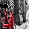 Textil Ersatzdruck Rotes Fahrrad In Gasse Quadrat Zoom