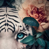 Textil Ersatzdruck Weisser Tiger Mit Blauen Augen Zwischen Blumen Querformat Zoom